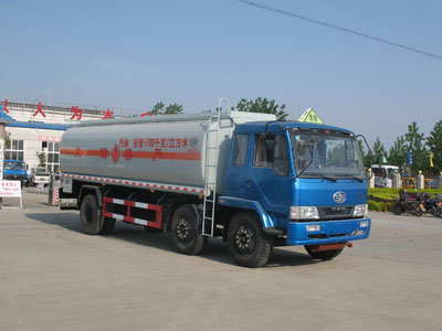 解放小三轴加油车