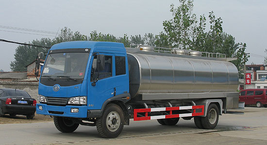解放单桥牛奶运输车