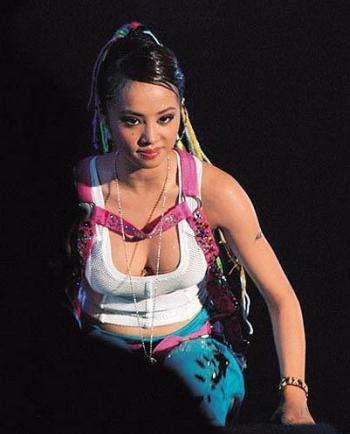 组图:帅哥美女惊人丑态 明星在镜头下的另一面_中国品牌总网