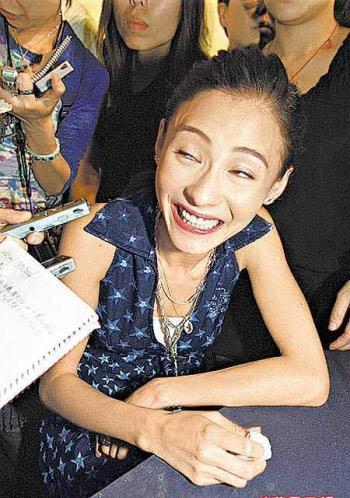 组图:帅哥美女惊人丑态 明星在镜头下的另一面_中国品牌总网