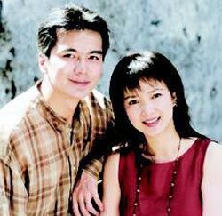 当时许与何晴拍《风荷怨》时擦出火花,后许亚军逼得前妻离婚,把前妻气