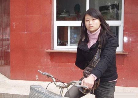 成都最美的独臂卖报女――张娟
