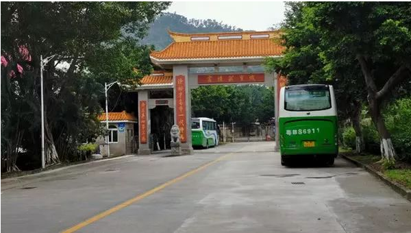 富源学校位于深圳宝安区西乡九围富源教育城,周边是嘈杂的工业园区