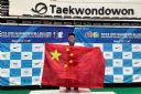 图片:中国台湾选手高举五星红旗，登上领奖台